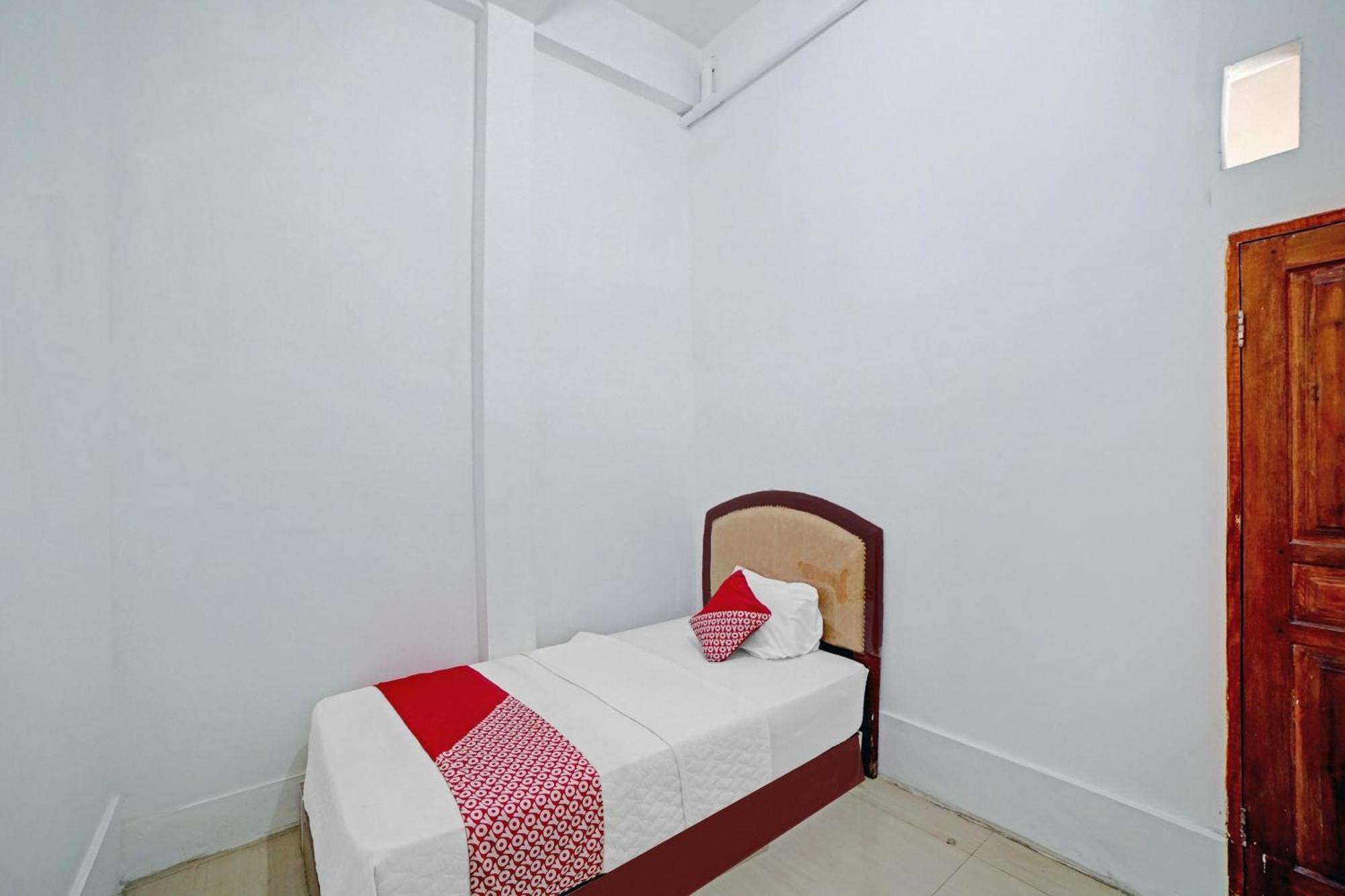 Oyo 90387 Sepakat Guest House Medan Exterior foto