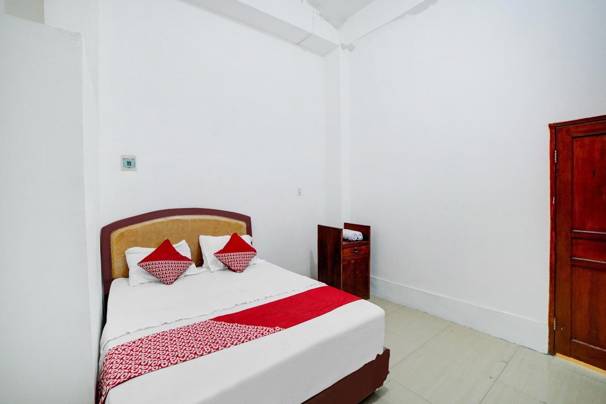 Oyo 90387 Sepakat Guest House Medan Exterior foto