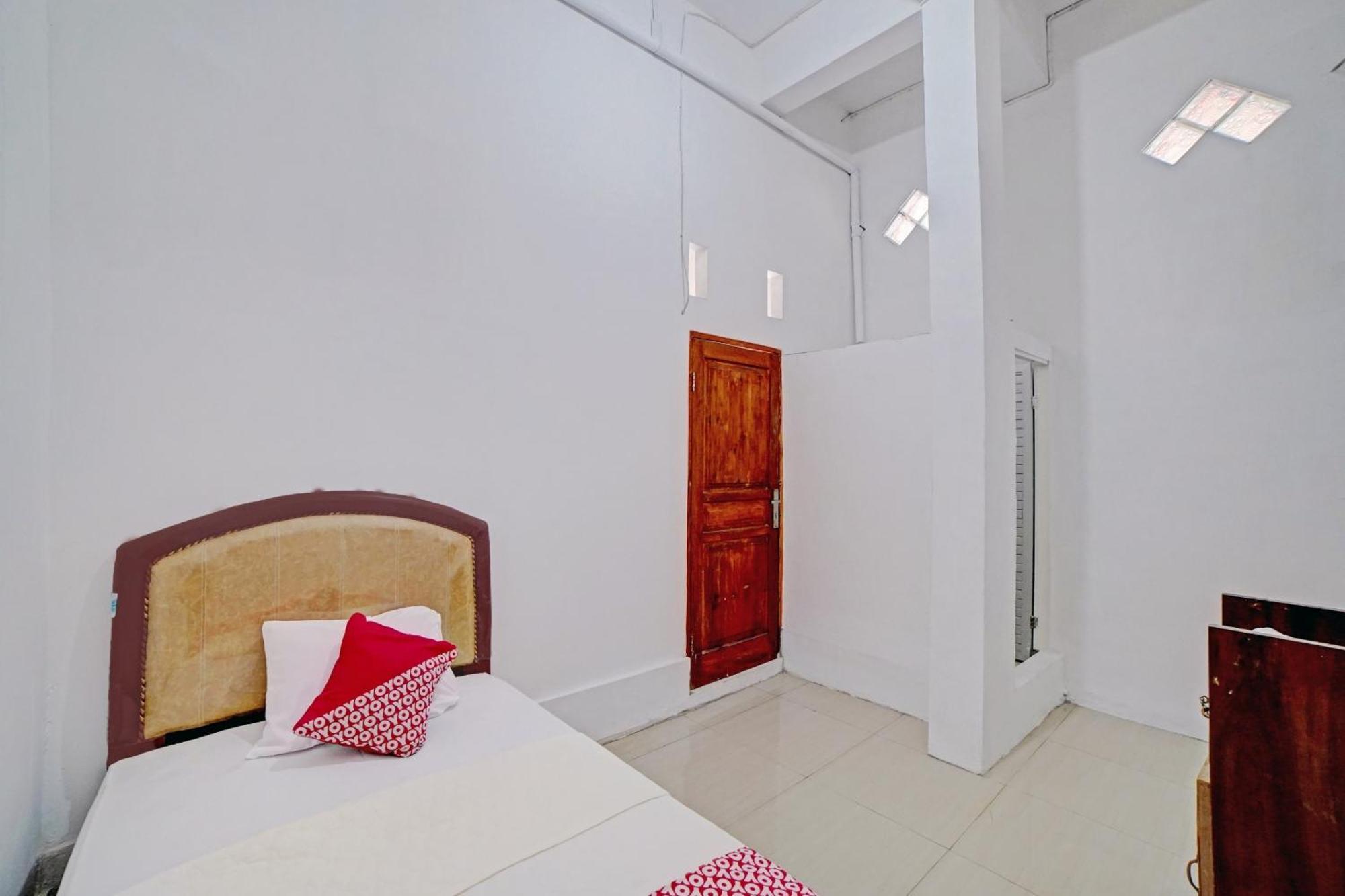 Oyo 90387 Sepakat Guest House Medan Exterior foto
